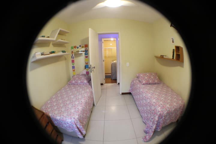 Chumba chenye vitanda viwili.  Bafu la kijamii kwa nyuma.