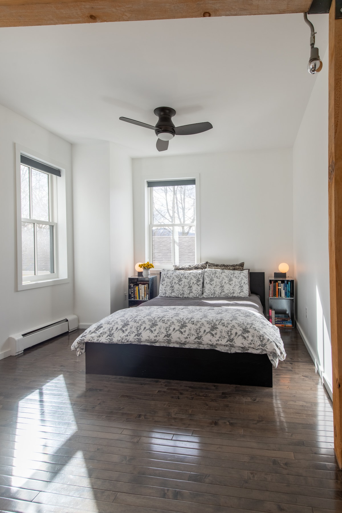 חדר השינה עם מיטת קווין סייז וארון מלא.