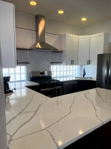 Huge Bi-Level Apartment in Amazing Location gallery image 2