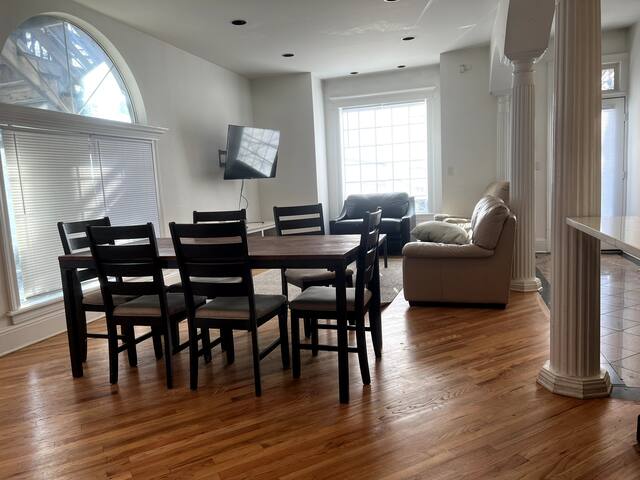 Huge Bi-Level Apartment in Amazing Location gallery image 4