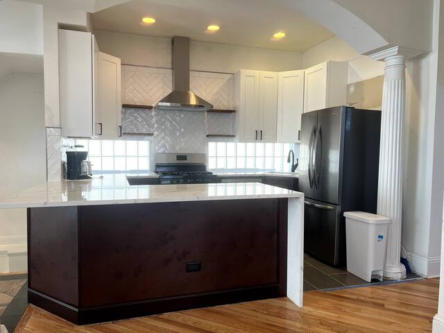 Huge Bi-Level Apartment in Amazing Location