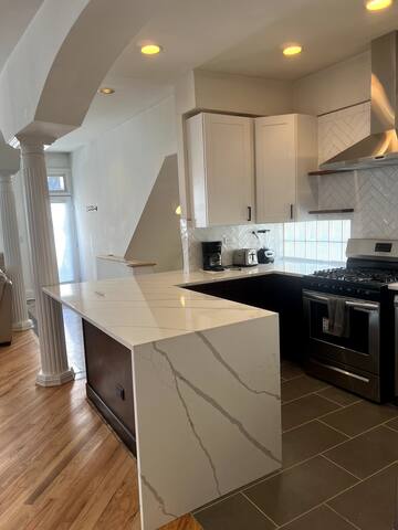 Huge Bi-Level Apartment in Amazing Location gallery image 3