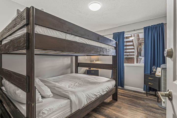 غرفة نوم ثانية واسعة بسرير بطابقين (سريرين كبيرين). 