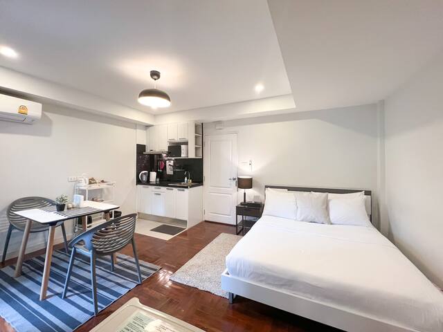 Neveu:The Penthouse, 5 bedrooms Apt@MRT Sutthisan gallery image 4