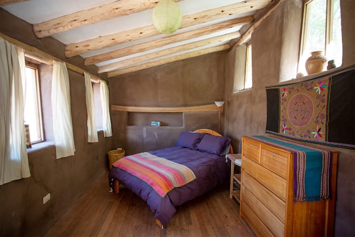 Dormitorio principal en la planta superior. Cama tamaño queen.