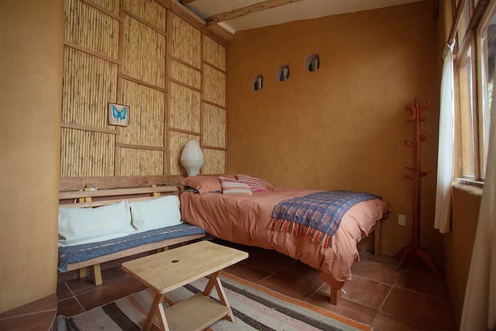 Dormitorio de la suite de invitados con patio. Cama doble. Capacidad para 2 personas.
