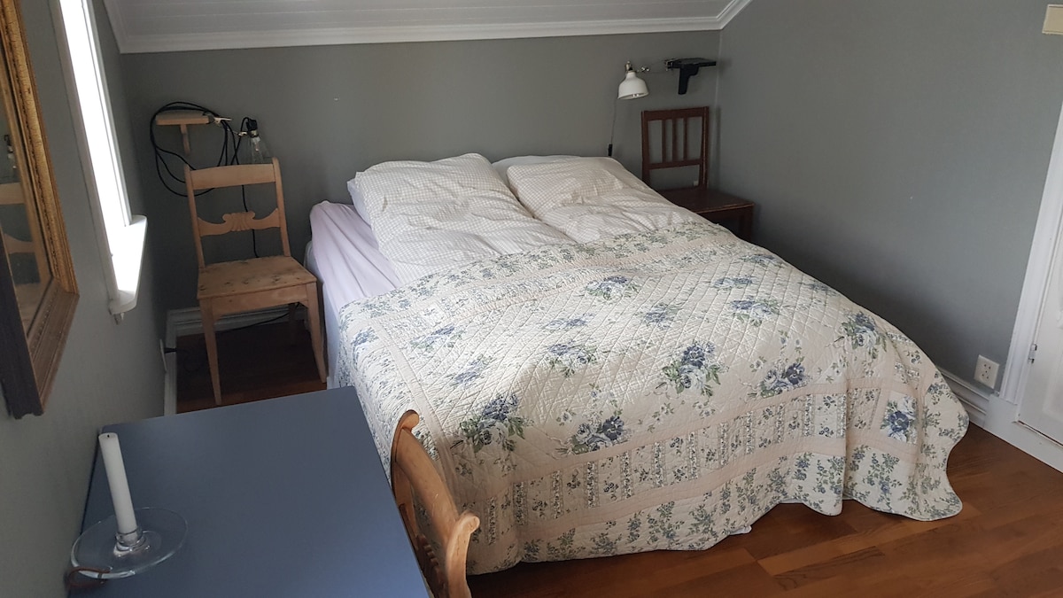 配有双人床和衣柜的睡眠区