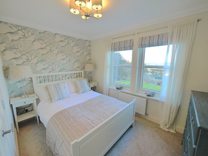 חדר שינה כפול בקומת הקרקע עם נוף ללוך דונבגן