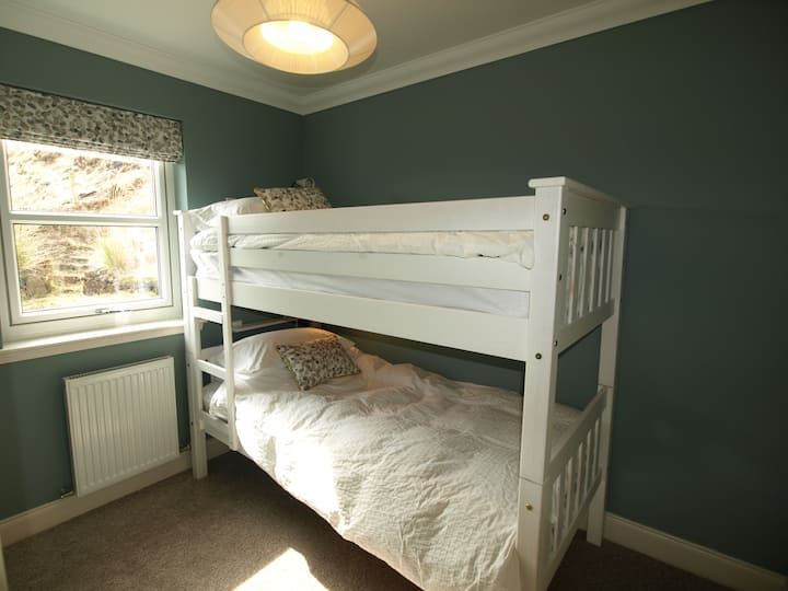 חדר שינה שלישי עם מיטות קומותיים (2 מיטות יחיד בגודל מלא, אבל אחת מעל השנייה)