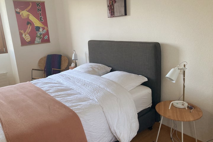 Dhomë gjumi 1 krevat, kati 2, krevat pranveror me kuti 160 cm x 200 cm
