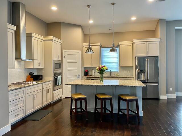 Custom Modern home in ATX, close to everything!