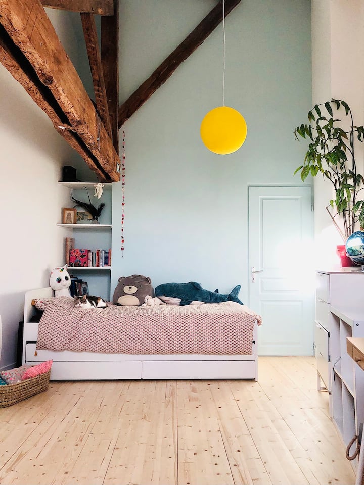 Საძინებელი 
2-ადგილიანი საწოლი, მისი 2 ადგილად გადაკეთების შესაძლებლობა