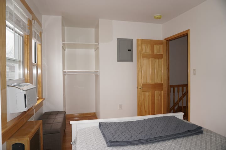 Luminosa y soleada suite privada con 3 grandes ventanas.  