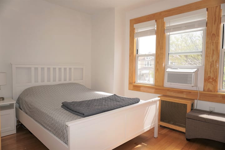 Luminosa y soleada suite privada con 3 grandes ventanas.  