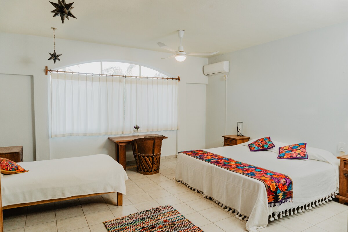 Главната спална соба има брачен кревет и 1 единечен кревет, клима уред, доволно простор и 1 приватна бања. 