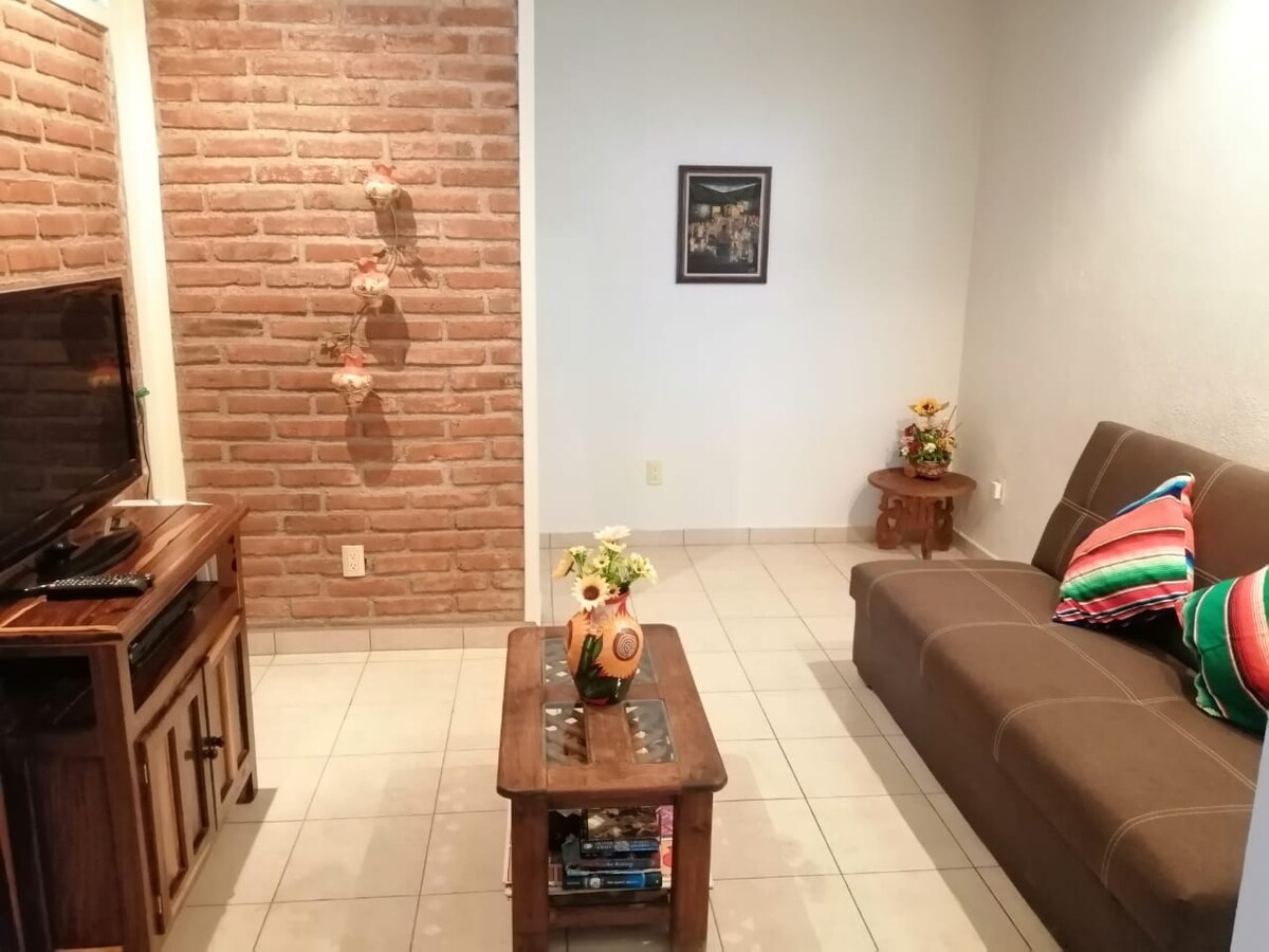 Качувањето на телевизорот има локален кабелски и паметен телевизор. Силонот може да се претвори во двоен кревет. 