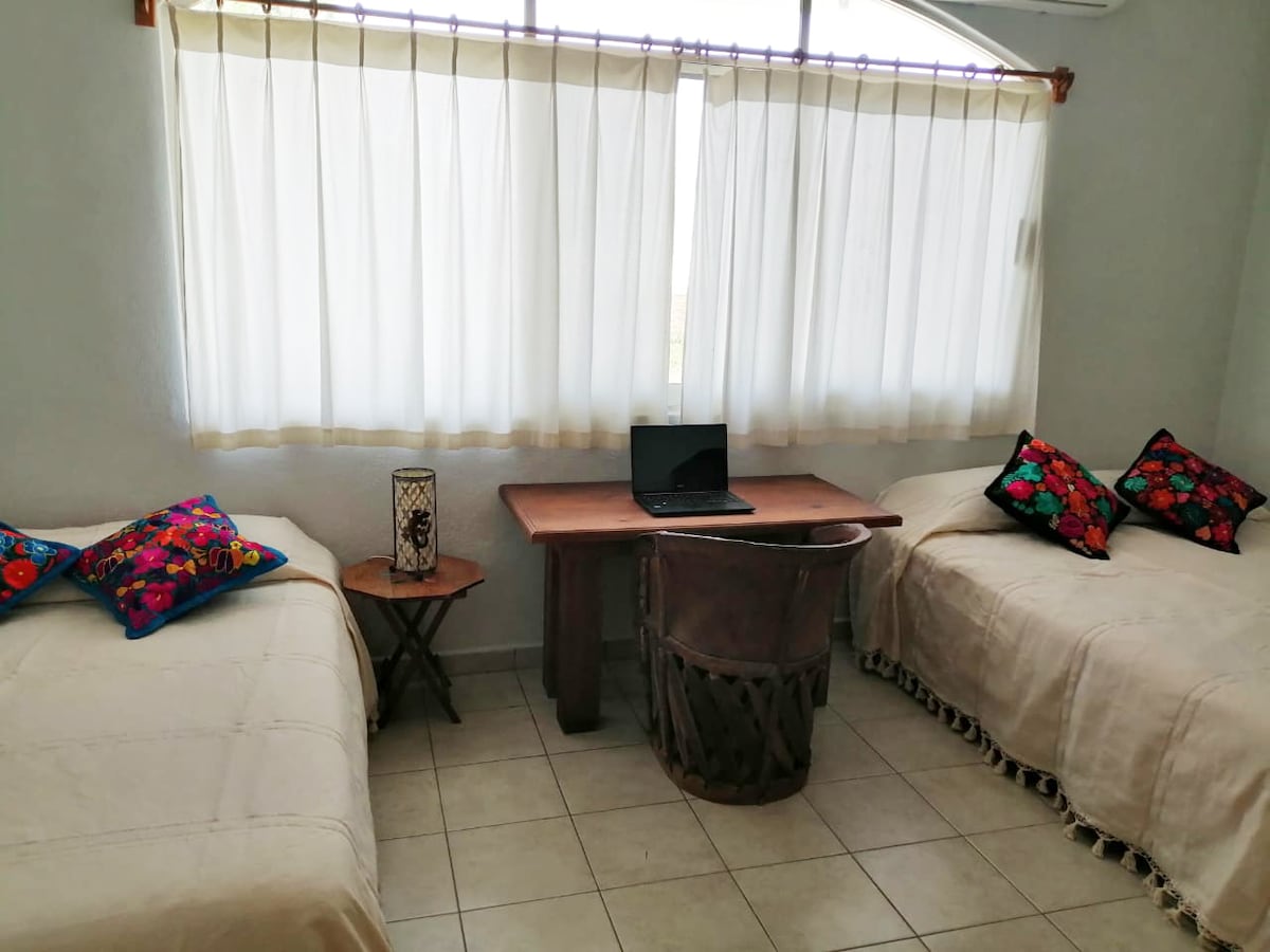 Втора спална соба со 1 брачен кревет и еден единечен кревет. Има и клима уред. (Удобно може да спие до 3 лица)