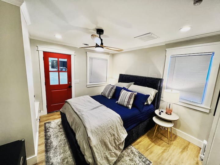 Todos los dormitorios cuentan con colchones de lujo Restonic premium y ropa de cama de colección de hotel. El dormitorio 3 cuenta con colchón tamaño queen, mesitas de noche dobles y vestidor. El dormitorio 3 también tiene un televisor Roku 4K de 48pulgadas y un purificador de aire UV GermGuardian.