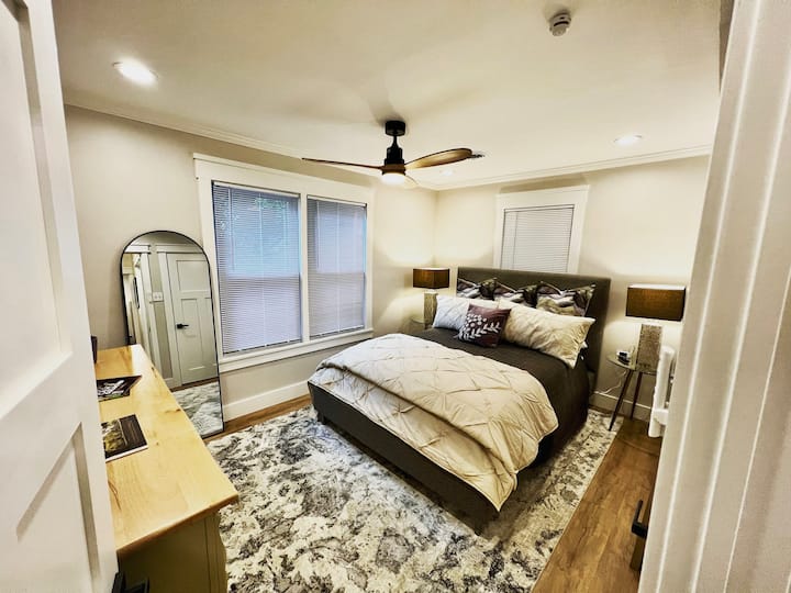 Todos los dormitorios cuentan con colchones de lujo Restonic premium y ropa de cama de colección de hotel. El dormitorio 2 cuenta con colchón tamaño queen, mesitas de noche dobles, espejo de cuerpo entero y cómoda. El dormitorio 2 también tiene un televisor Roku 4K de 48pulgadas y un purificador de aire UV GermGuardian.