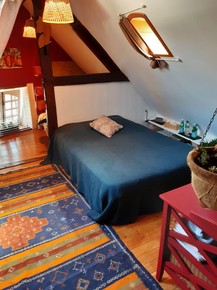 Dhomë e ngrohtë prej 20 metrash katrorë, me një krevat dopio (140x190), një krevat tek (90x190) dhe një lavaman – ideal për një çift ose familje.