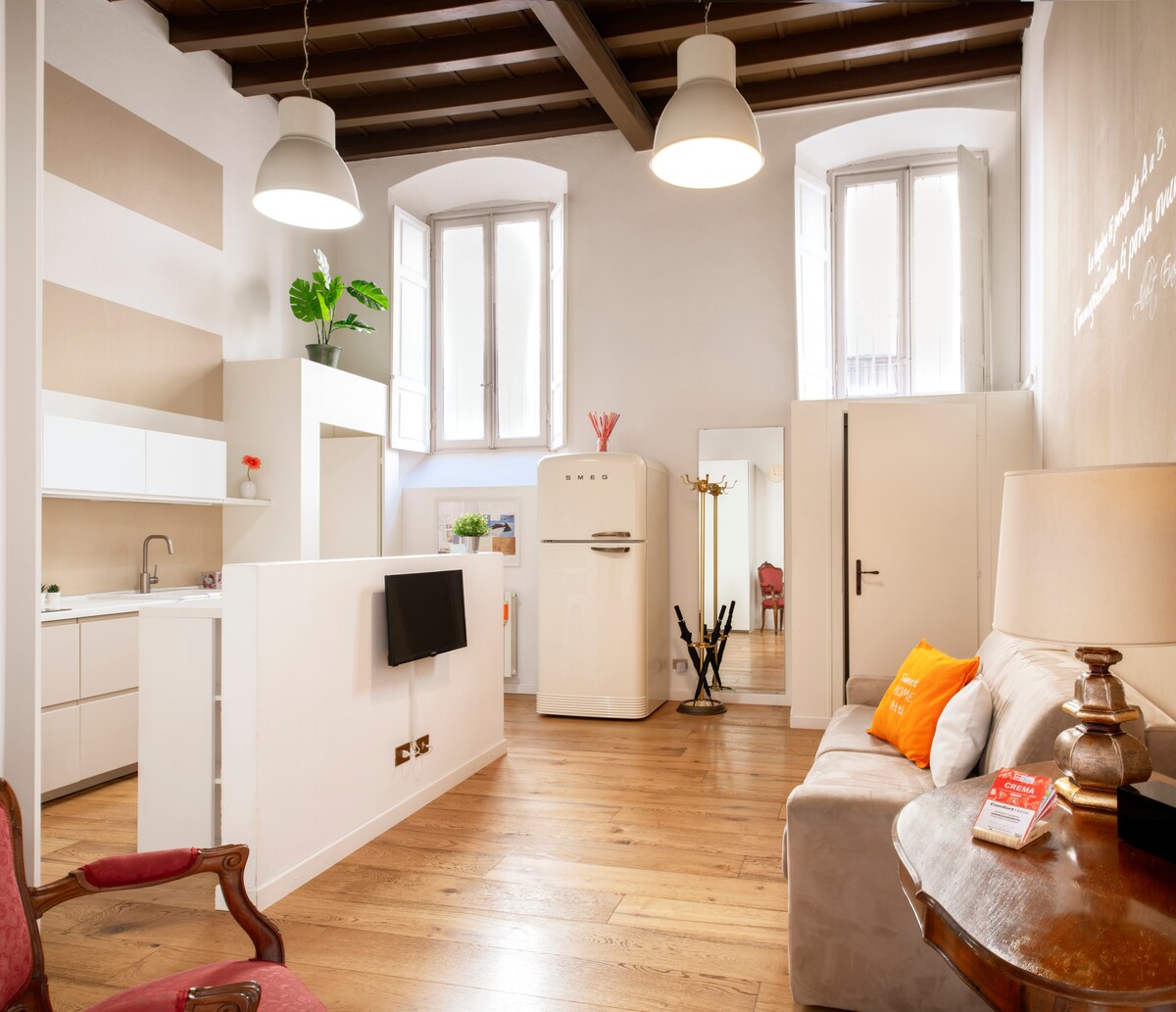 Successful Airbnb property: Modern open space in the heart of Crema in Cremona