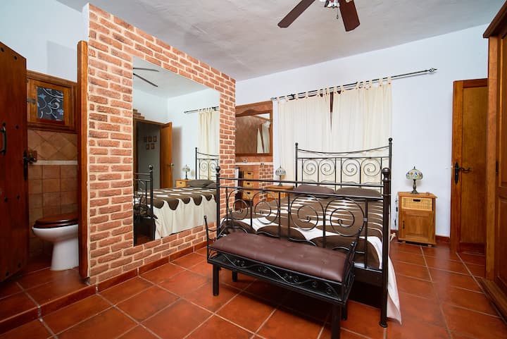 Трета спална соба со неколку кревети со тоалет