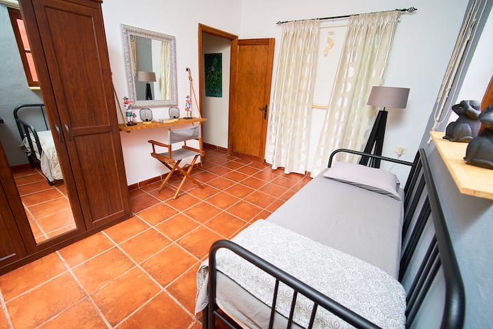 Четврта спална соба со единечен кревет