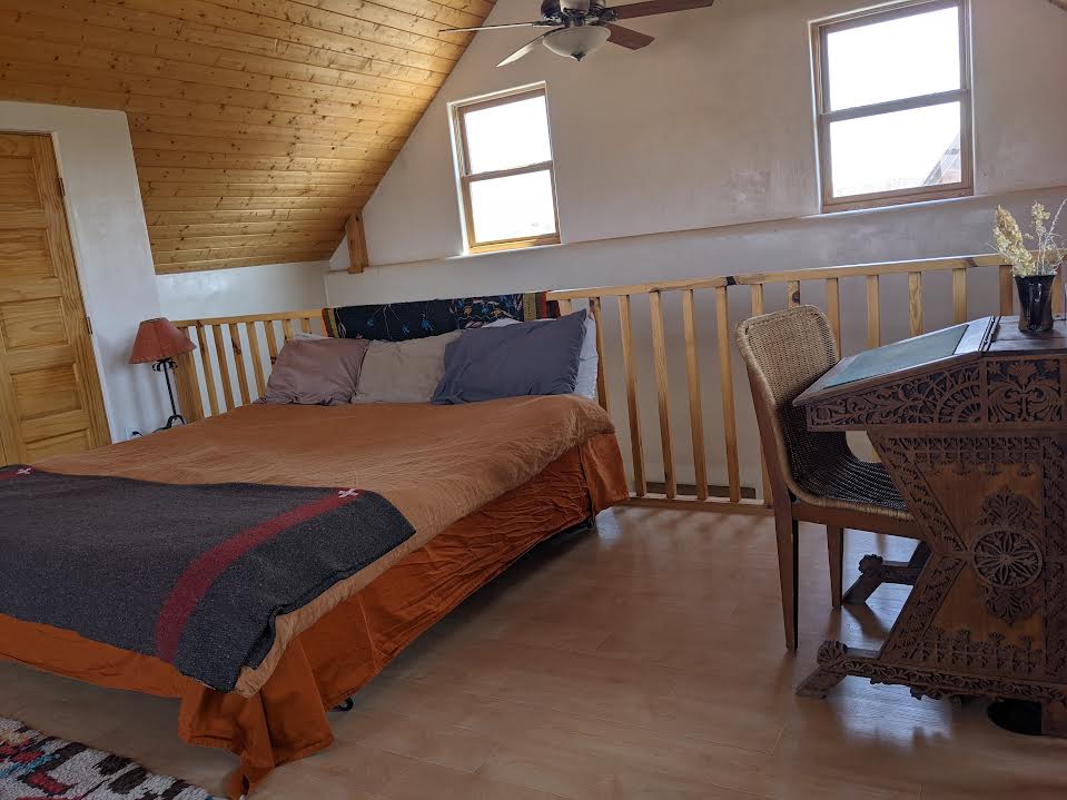 לופט בחדר השינה למעלה מיטת קינג סייז ושולחן צדדי 