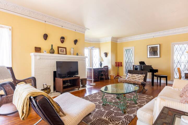 Two Bedrooms/Spacious Bath in Serene Hancock Park