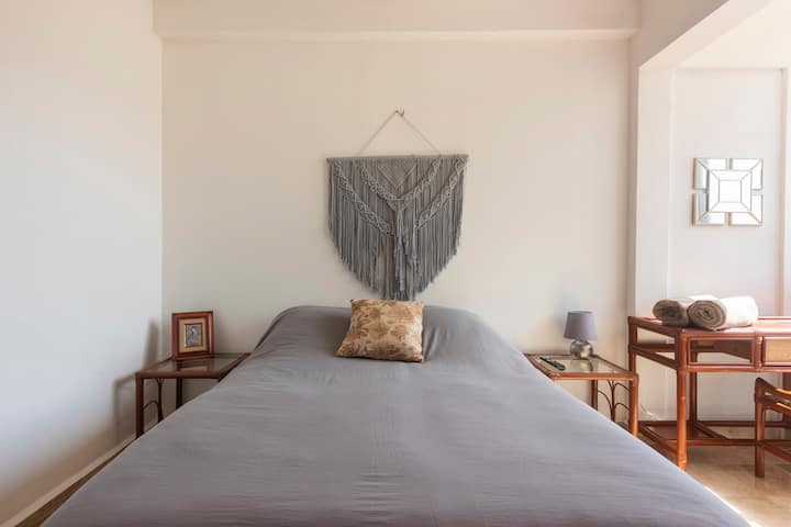 Segundo dormitorio con cama tamaño queen.