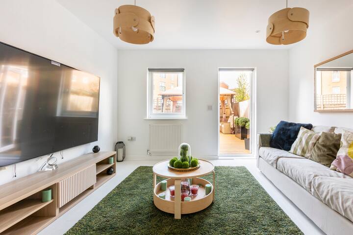 Luxury Stay with King Suites and Parking