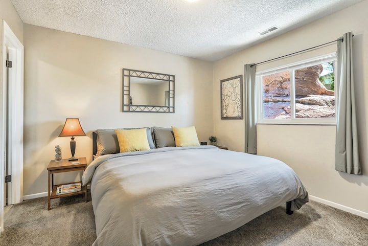 تحتوي غرفة النوم الرئيسية على مرتبة فاخرة بمقاس 13بوصة ومناظر لتشكيلات الصخور في الجزء الخلفي من العقار بالإضافة إلى تلفزيون مقاس 23 بوصة مع روكو.