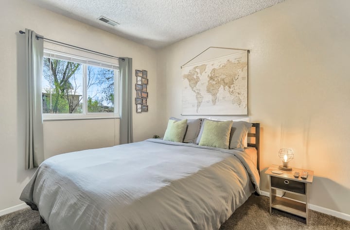 تحتوي غرفة النوم الثانية على سطح علوي مقاس 2بوصة ويوجد تلفزيون مقاس 23 بوصة مع روكو.