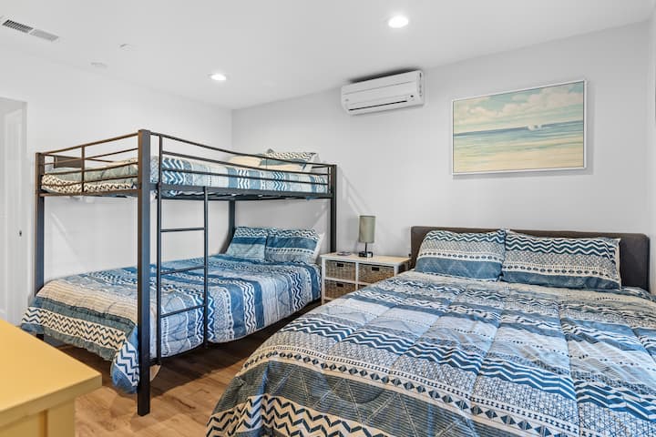 Спалня №1 - двойно легло queen size и двойно легло queen size над двойно легло queen size. Спящи 6 души, смарт телевизор, матраци с мемори пяна и самостоятелна баня