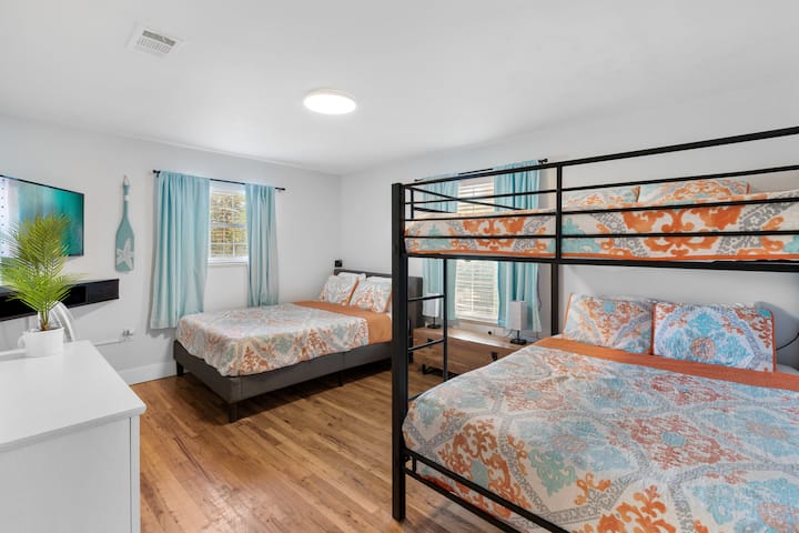 Спалня №2 - Голяма стая с двойно легло queen size и двойно легло queen size над двойно легло queen size. Капацитет: 6 души, смарт телевизор, матраци с мемори пяна