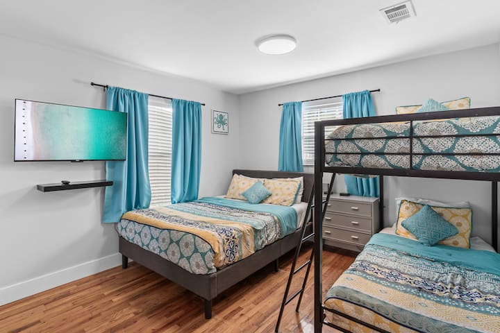 Спалня №3 - двойно легло queen size и двуетажно легло с 2 отделни легла. Места за 4 души, смарт телевизор, матраци с мемори пяна, самостоятелна баня със самостоятелен санитарен възел