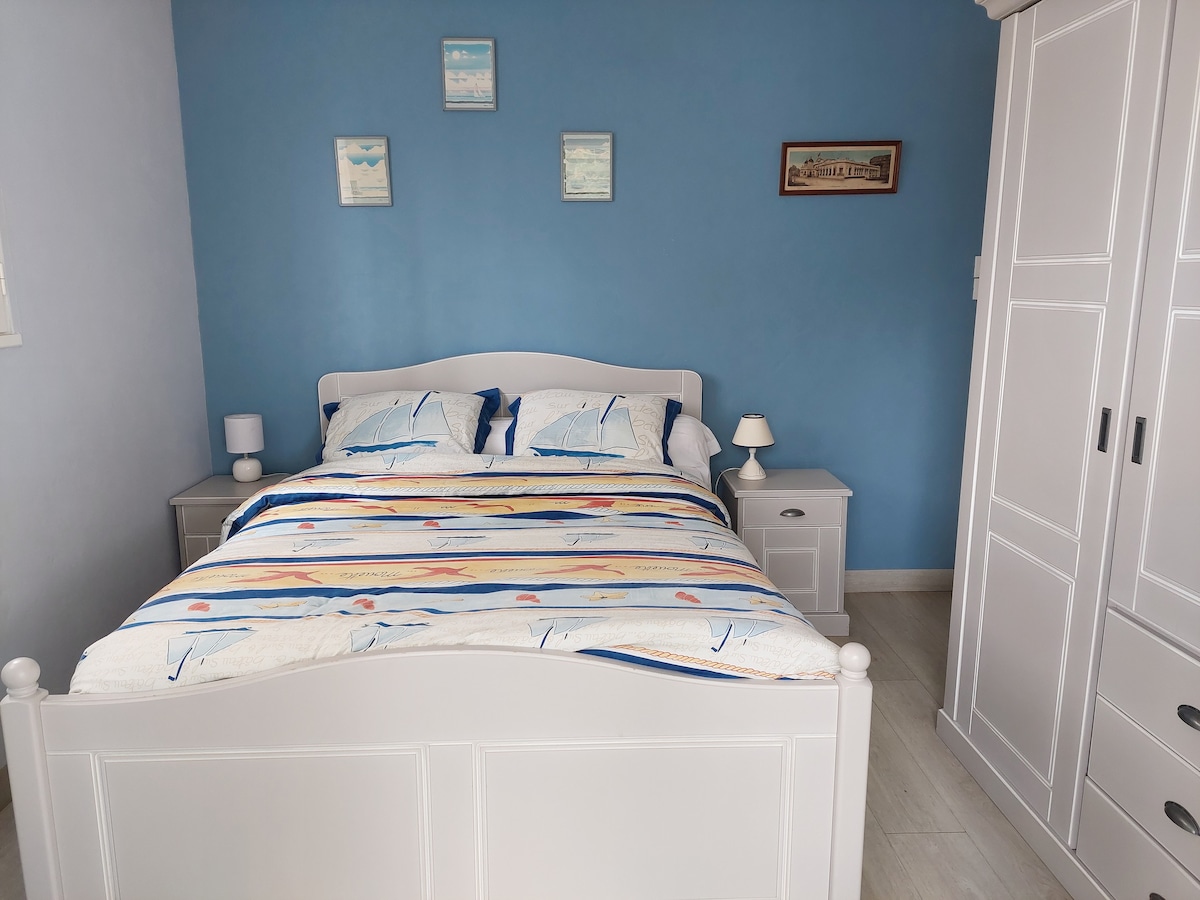 经过翻修的第二间卧室，床上用品