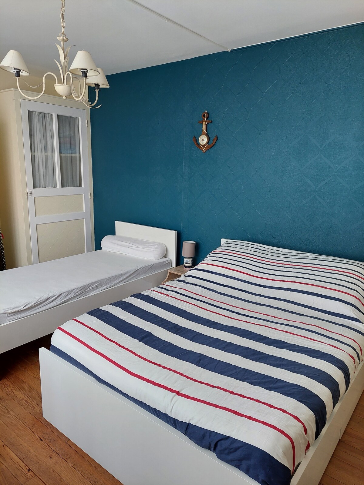 房间宽敞装修，床上用品是新的