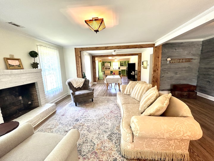 Romantic 1915 Farmhouse Near Wedding Venues - Midland, NC