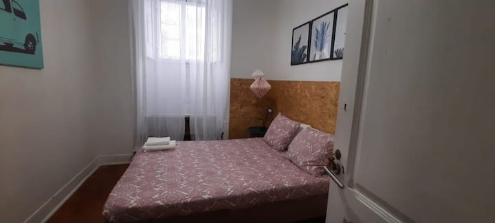 Chambre 2 - 
Avec fenêtre au niveau de la rue.