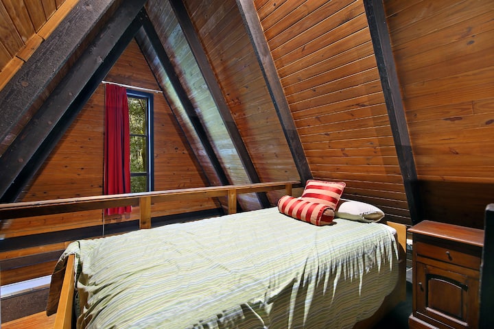 Loft met een eenpersoonsbed toegankelijk via een ladder
