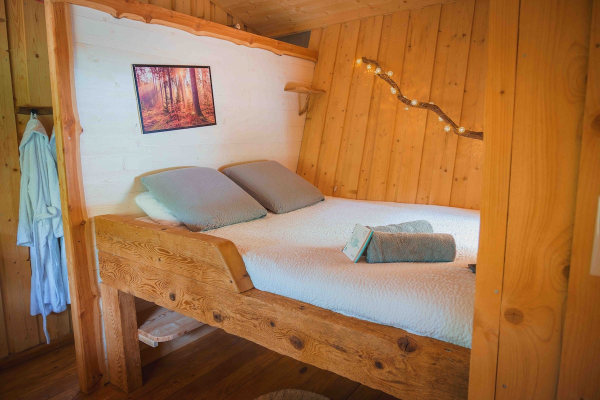 一张标准双人床。