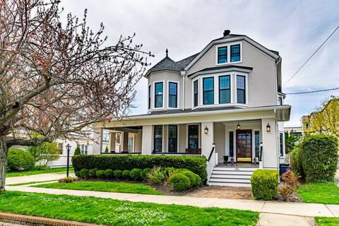 Beautifully Modern Victorian, PERFECT Location