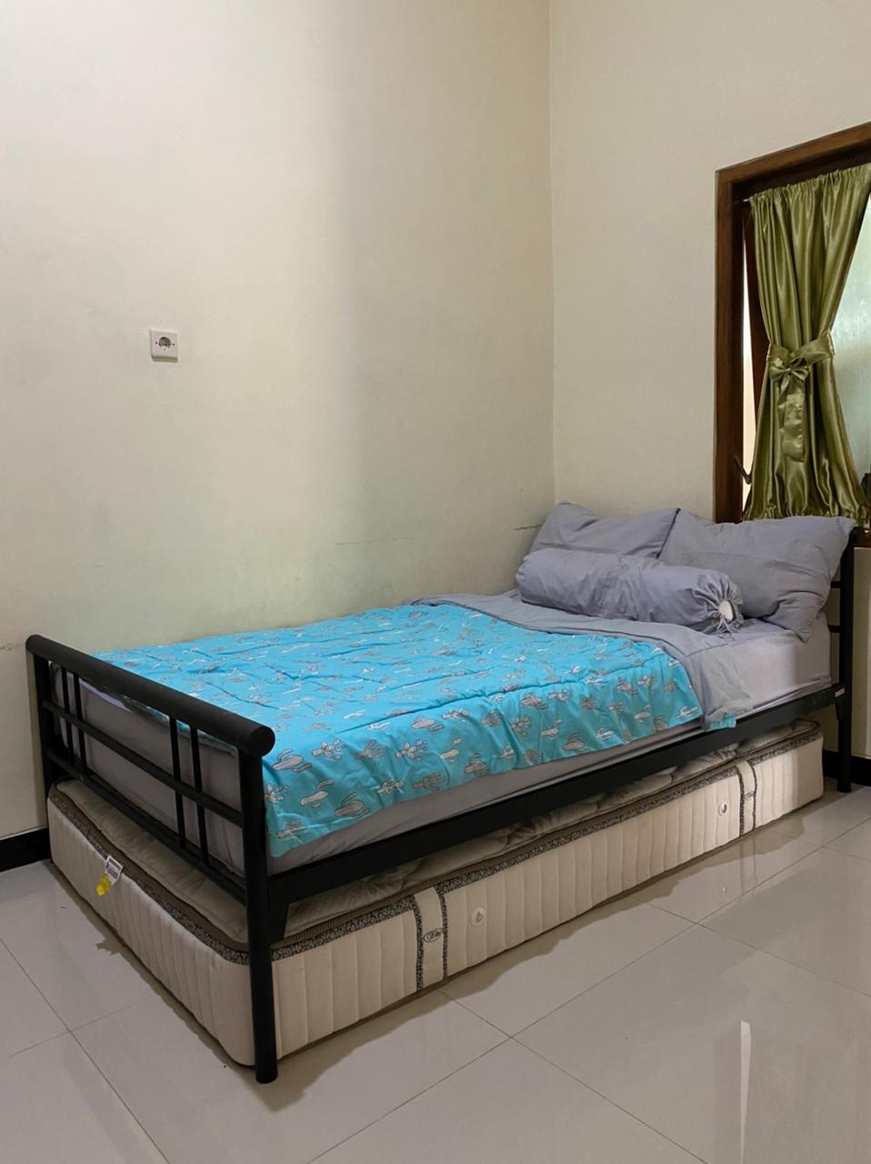 第二间卧室配有一张单人床+额外的单人床。 所有房间均配备空调。 