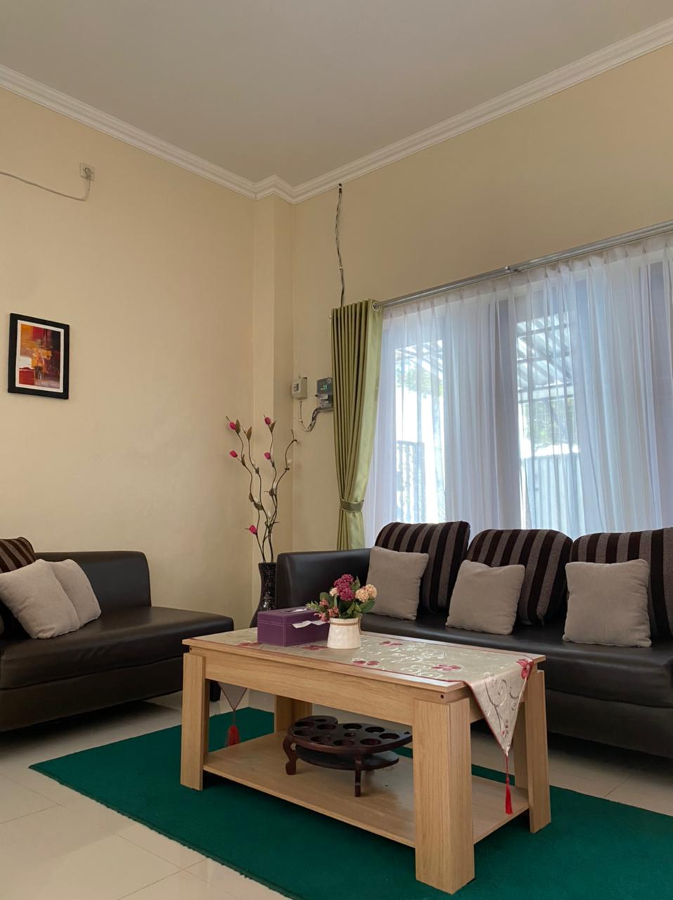 客厅可供聚会和放松。 这个房间面向主房间，因此这个区域非常宽敞。 