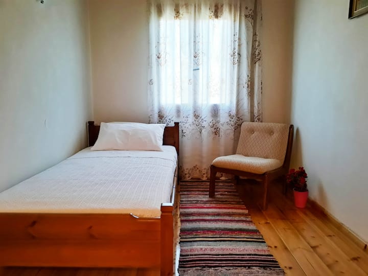 第二间卧室内配备1米宽单人床。