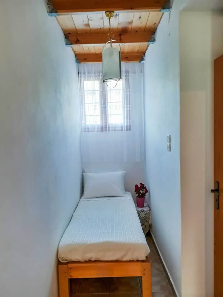 第三间非常小的卧室配有一张单人床。