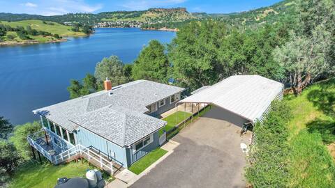4BR/3BA Lake front house with private dock & views