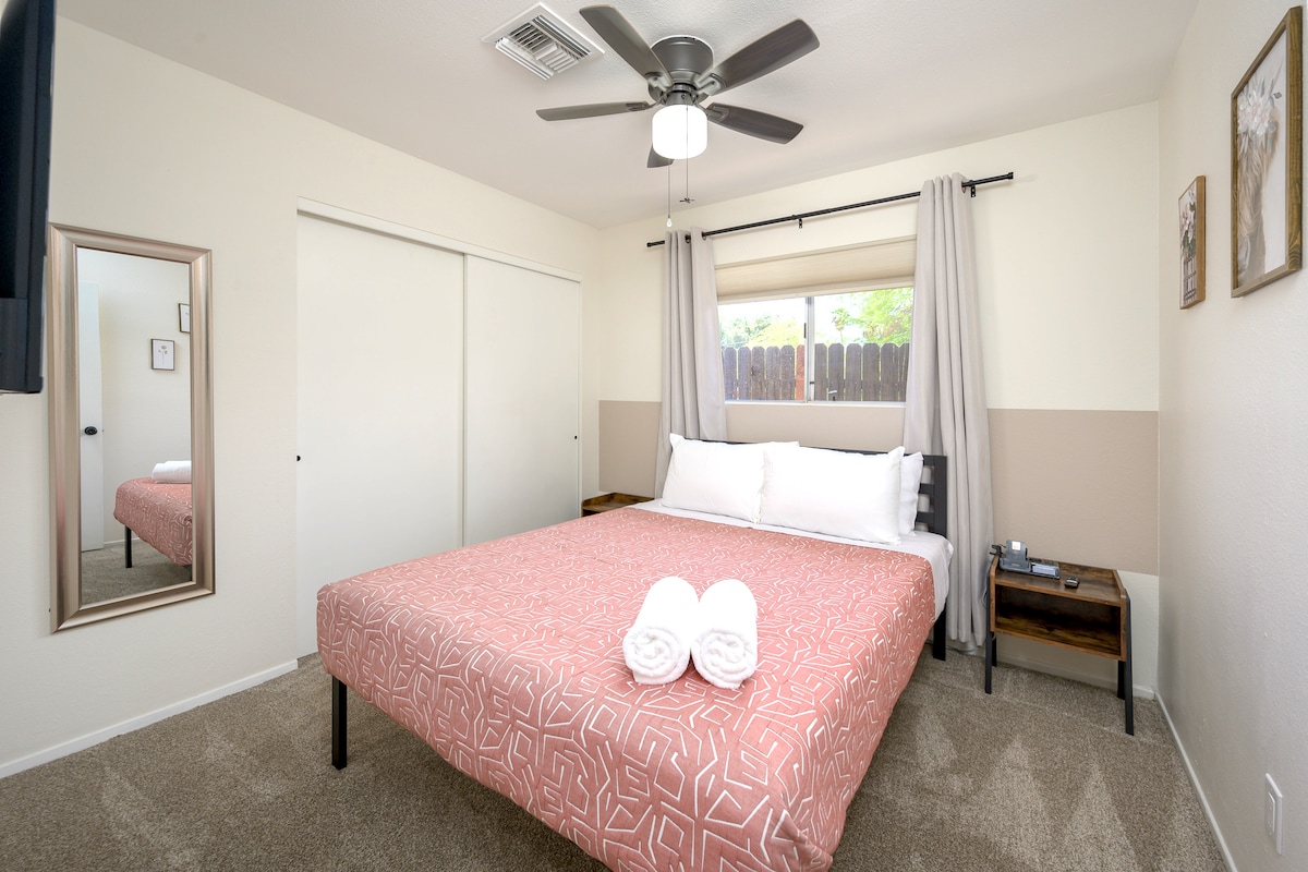 [Spavaća soba br. 2] Bračni krevet (160x200), Smart TV, budilica s bežičnim punjenjem i ormarom. Sjenila za zamračivanje prostorije u cijelom smještaju. 