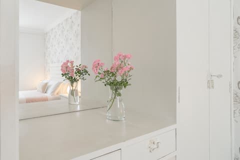 10 min walk St. Mary's Cathedral. Garage included